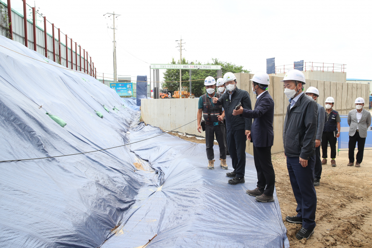 ▲김현준 LH사장(왼쪽 세 번째)이 장마철 집중호우 대비 경사면 및 배수로 상태 등을 점검하고 있다. (자료제공=LH)