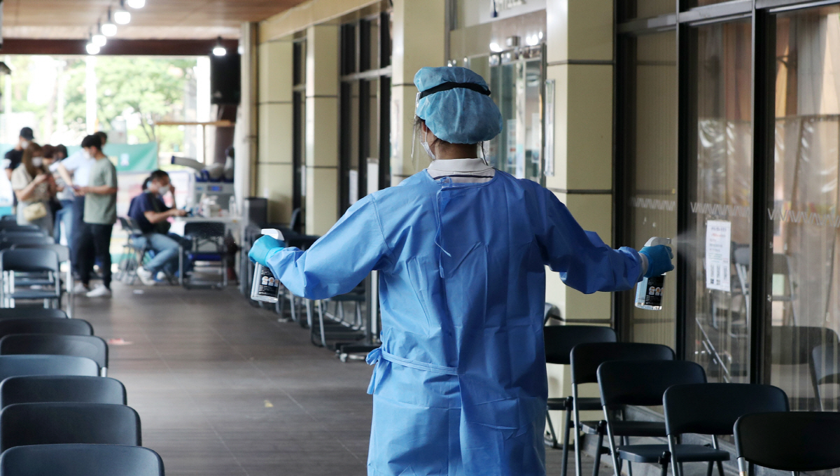 ▲코로나19 확진자수가 증가세를 보인 4일 오후 서울 송파구보건소 선별진료소에서 의료진이 소독을 하고 있다. (뉴시스)
