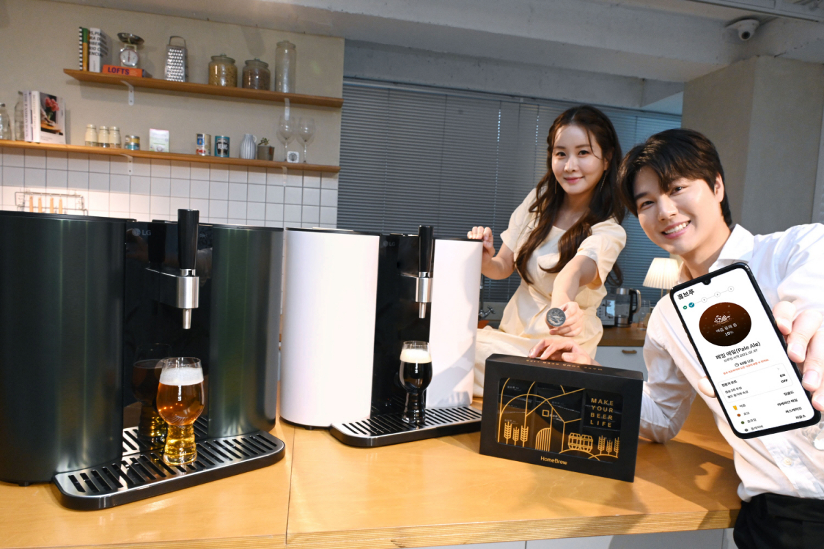 ▲LG전자가 프리미엄 수제맥주제조기 ‘LG 홈브루’ 신제품을 8일 출시했다. 신제품을 비롯해 '홈브루 캡슐 멀티팩'을 소개하는 모습. (사진제공=LG전자)