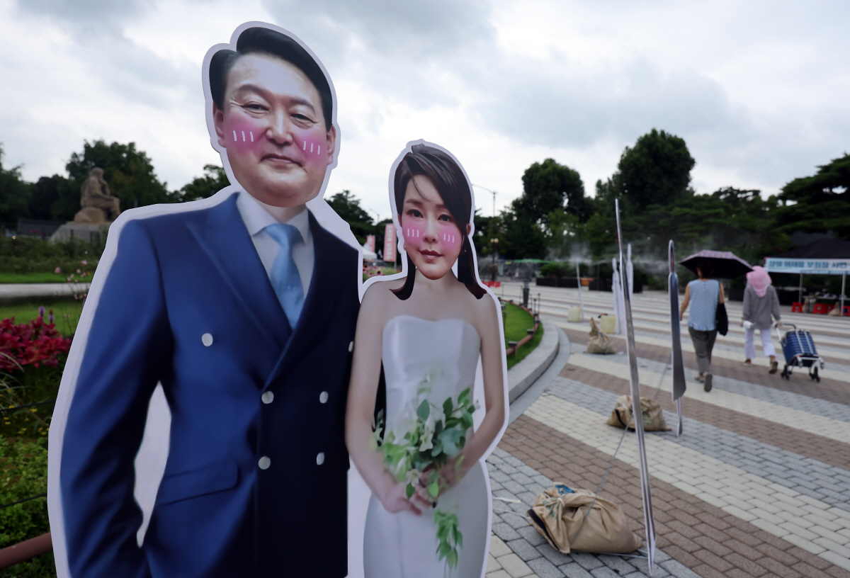 ▲7일 서울 청와대 분수대 앞에 윤석열 대통령과 김건희 여사의 등신대가 설치되어 있다. (연합뉴스)