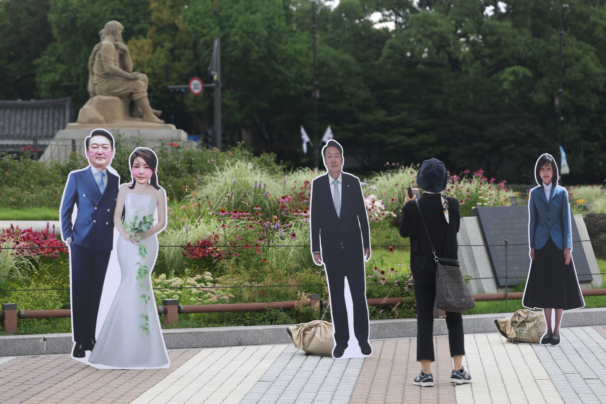 ▲7일 서울 청와대 분수대 앞에 윤석열 대통령과 김건희 여사의 등신대가 설치되어 있다. (연합뉴스)