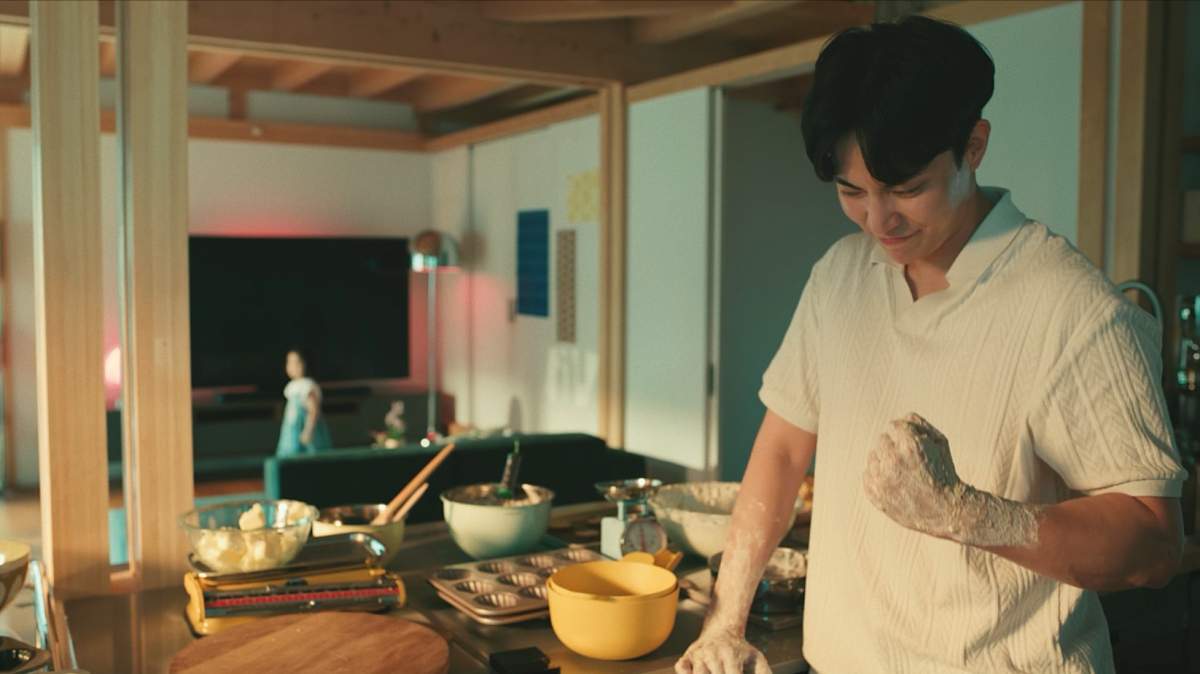 ▲지난 7일 공개된 스마트싱스 일상도감 'No.06 TV를 지켜라'편의 한 장면 (사진제공=제일기획)