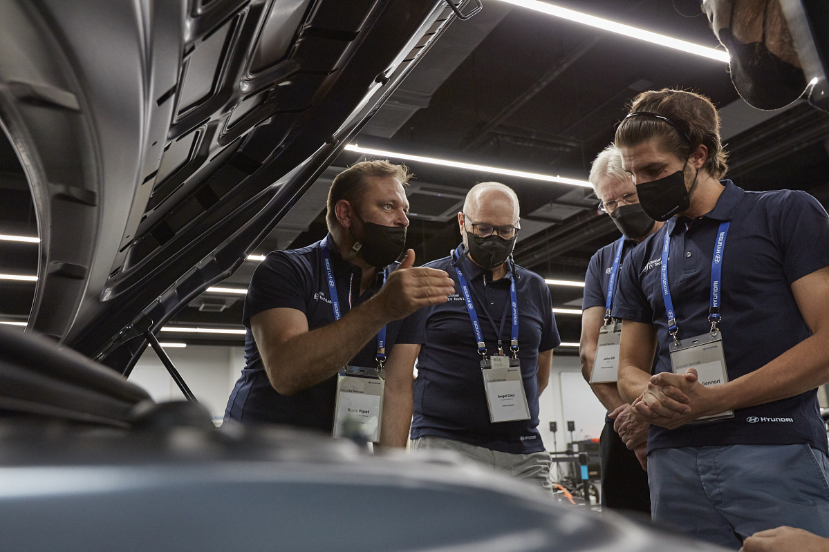 ▲현대자동차가 전동화 시대에 맞춰 전기차 정비 역량을 강화하기 위해 전기차 정비 특화 워크숍인 ‘EV 테크 랩’을 개최했다고 8일 밝혔다. 전기차 정비 특화 워크숍 ‘EV 테크 랩(Tech Lab)’ 참가자들이 정비 실사례를 실습하는 모습.