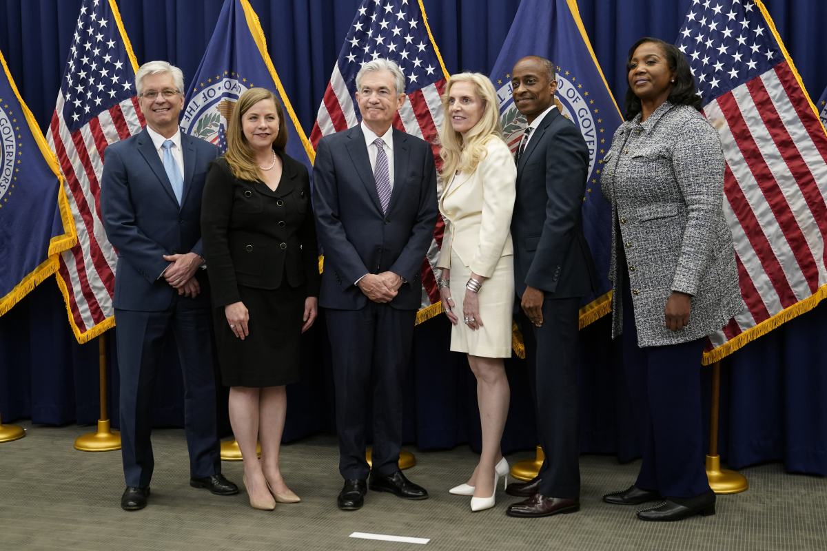 ▲제롬 파월(왼쪽에서 세번째) 연방준비제도(Fed·연준) 의장이 5월 23일(현지시간) 연임 취임식에서 선서를 한 후 크리스토퍼 월러(맨 왼쪽) 연준 이사와 미셸 보우먼(왼쪽에서 두번째), 레이얼 브레이너드 연준 부의장, 필립 제퍼슨 연준 이사, 리사 쿡 연준 이사와 기념사진을 촬영하고 있다. 워싱턴D.C/AP뉴시스