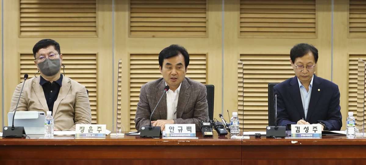 ▲6일 오후 국회 의원회관에서 열린 더불어민주당 전당대회 준비위원회 1차 강령분과 토론회에서 안규백 전준위원장이 발언하고 있다. (국회사진기자단)