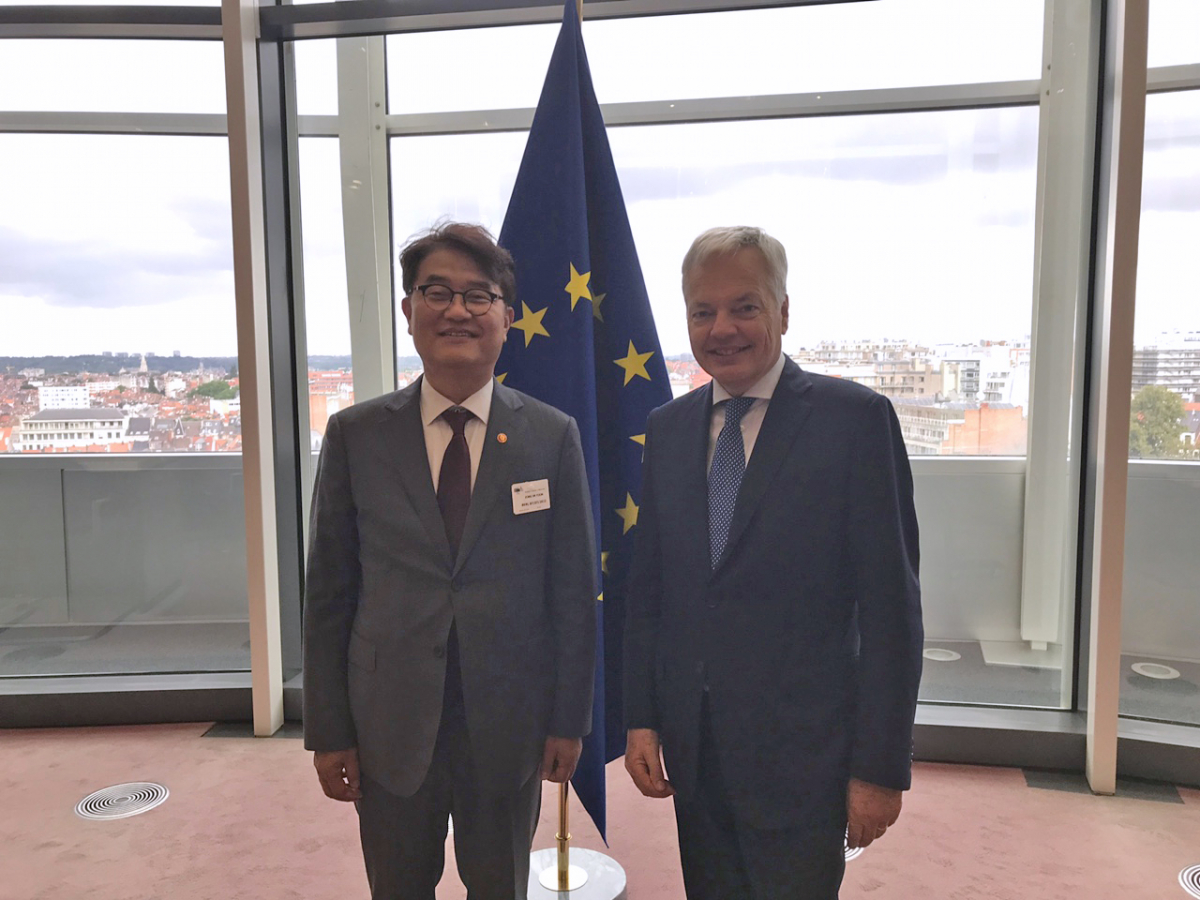 ▲윤종인 개인정보보호위원회 위원장과 디디에 레인더스 유럽연합(EU) 집행위원회 사법총국 커미셔너(장관)가 7일 한-EU 간 개인정보보호 협력 강화 방안을 논의한 뒤 기념촬영을 하고 있다. (사진제공=개인정보보호위원회)