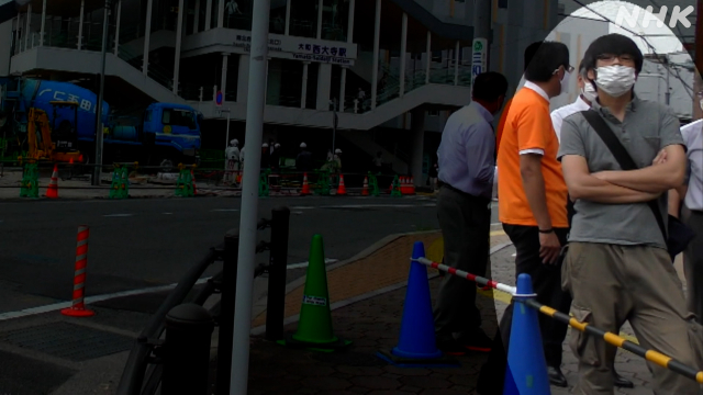 ▲아베 신조 전 일본 총리가 8일(현지시간) 오전 총격을 당한 가운데, 용의자 남성이 현장에서 팔짱을 낀 채 아베 전 총리 연설을 기다리는 모습이 NHK 영상에 잡혔다. NHK 방송화면 캡처