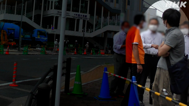 ▲아베 신조 전 일본 총리가 8일(현지시간) 오전 총격을 당한 가운데, 용의자 남성이 현장에서 팔짱을 낀 채 아베 전 총리 연설을 기다리며 주변을 둘러보는 장면이 NHK 영상에 잡혔다. NHK 방송화면 캡처