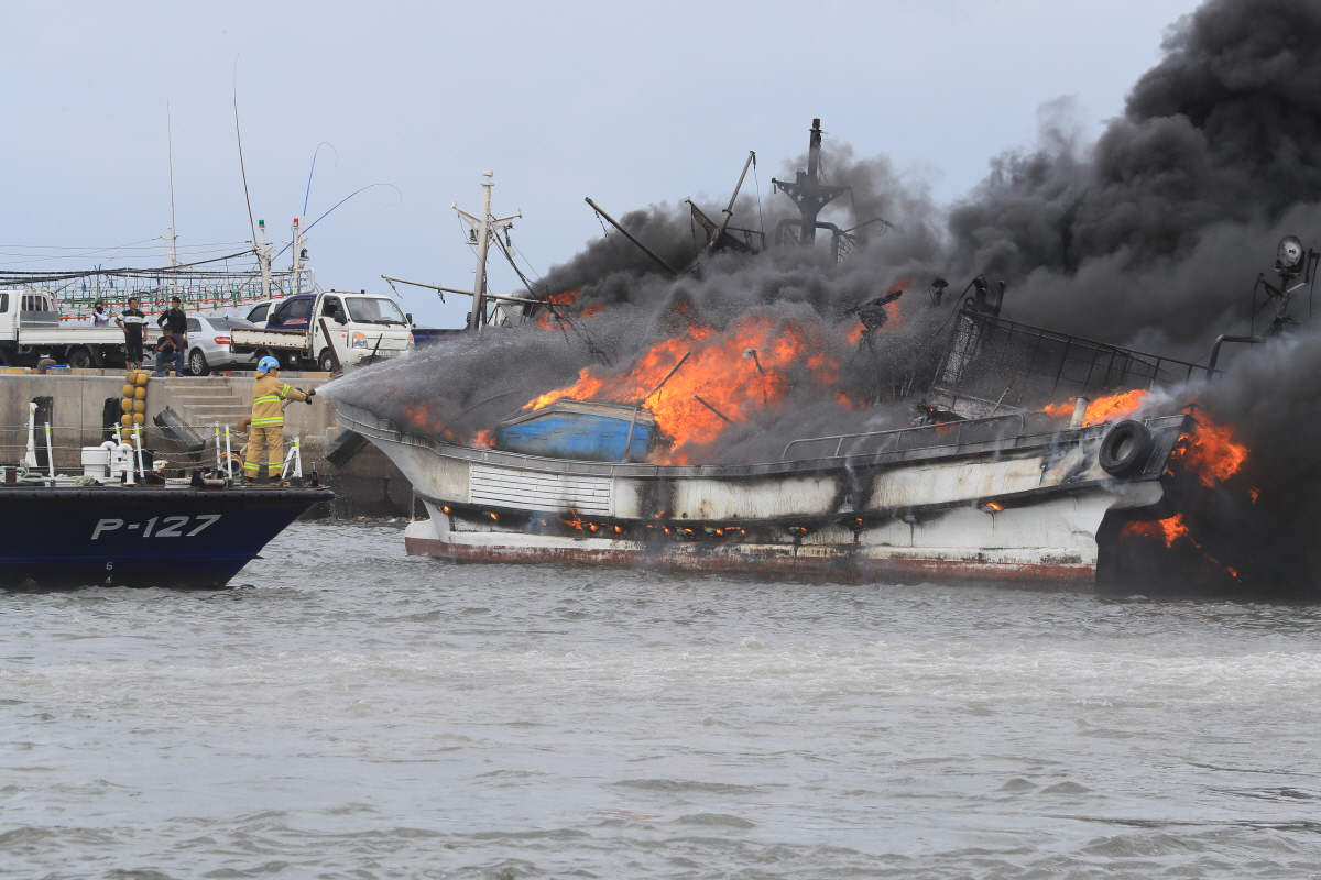 ▲(연합뉴스) 7일 오전 제주시 한림읍 한림항 내 정박한 어선에서 화재가 발생해 소방과 해경 관계자들이 불을 끄고 있다.
