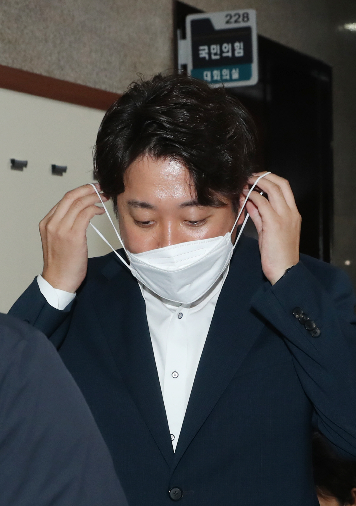 ▲(뉴시스) 이준석 국민의힘 대표가 8일 오전 서울 여의도 국회 국민의힘 대회의실에서 열린 당 중앙윤리위원회에 출석해 소명을 마친 후 회의실을 나서고 있다.
