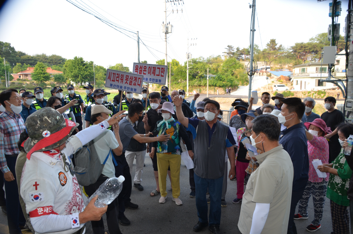 ▲5월 24일 오후 경남 양산시 하북면 평산마을 주민 40여 명이 문재인 전 대통령 사저 앞 도로에서 한 보수단체가 진행하는 집회현장을 찾아 소음으로 인한 생활 불편을 호소하며 거친 항의를 하고 있다.(뉴시스)
