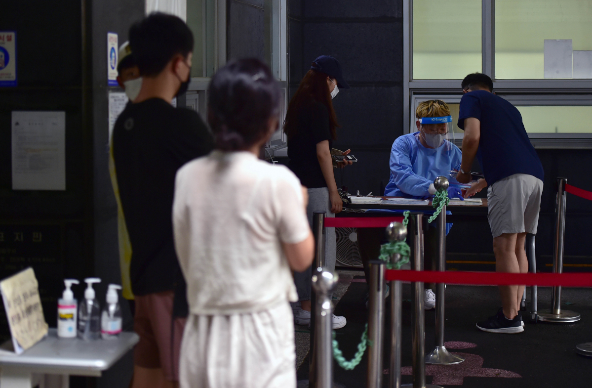 ▲(뉴시스) 8일 대구 동구 보건소 선별진료소에서 시민들이 PCR 검사를 받기 위해 대기하고 있다. (뉴시스)