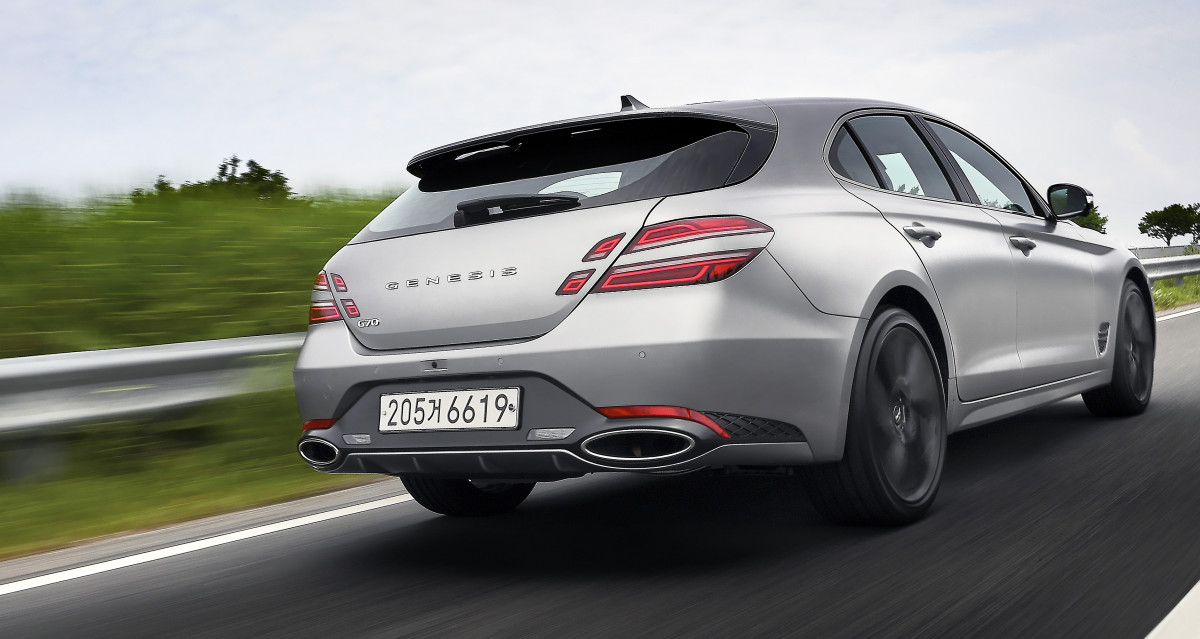 ▲스포츠 세단 G70 2.0T를 밑그림으로 개발했다. 결코 왜건이 아닌, 고성능 '그랜드 투어러' 성격이 진하게 묻어난다. 직진성이 강하고 G70 세단과 비교해 차 뒷부분의 출렁임이 한결 줄었다.  (사진제공=제네시스)