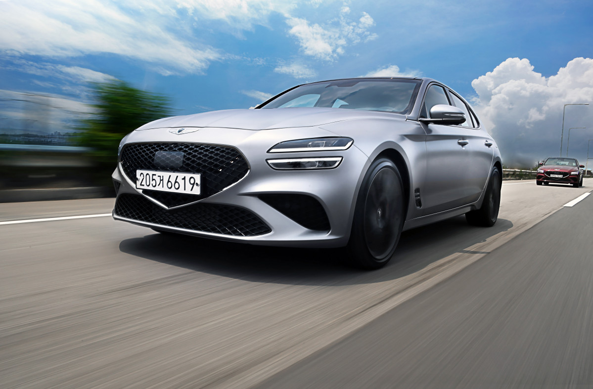 ▲늘어난 뒤쪽 무게가 구동바퀴(후륜)를 짓누르는 현상이 크다. 묵직하고 날카로운 핸들링 덕에 코너와 코너의 정점을 날카롭게 잘라 먹을 수도 있다. 
 (사진제공=제네시스)