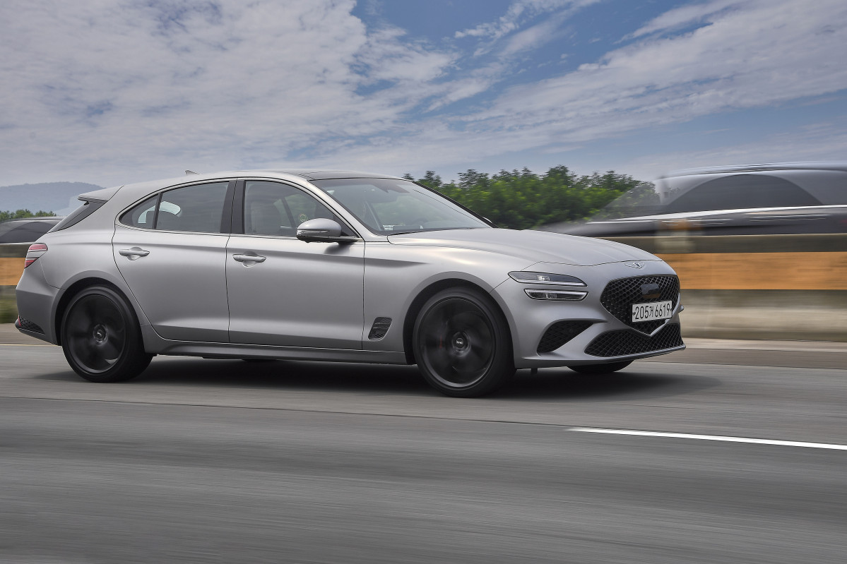 ▲도로 위에서 G70 3.3 터보만 만나지 않는다면, 웬만한 차들은 모조리 룸 미러 속에 가볍게 가둬버릴 만큼, 차고 넘치는 토크를 지녔다.  (사진제공=제네시스)