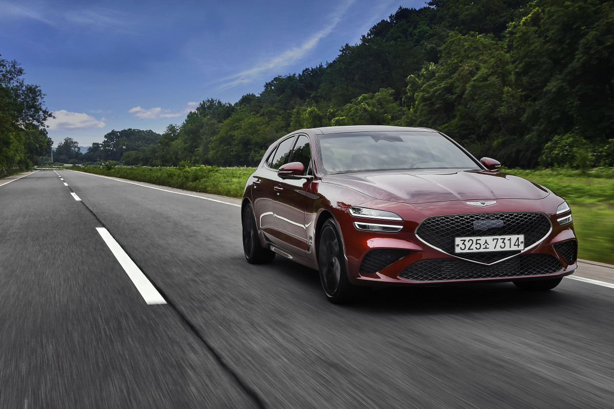 ▲G70 세단과 비교해 차 뒷부분이 노면 굴곡에 따라 출렁이는 현상이 절제돼 있다. 급정거 때 노즈 다운 현상도 묵직하게 붙잡아 낸다.  (사진제공=제네시스)