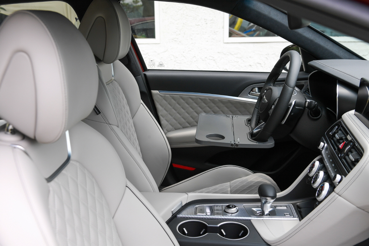 ▲실내는 밑그림이 된 G70 세단과 동일하다. 좁아터진 2열에 앉아보면 넉넉한 3열 짐공간이 아깝다 못해 얄미워진다.   (사진제공=제네시스)