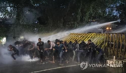 ▲8일 스리랑카 수도 콜롬보에서 물대포로 시위대를 진압하는 경찰. (연합뉴스)