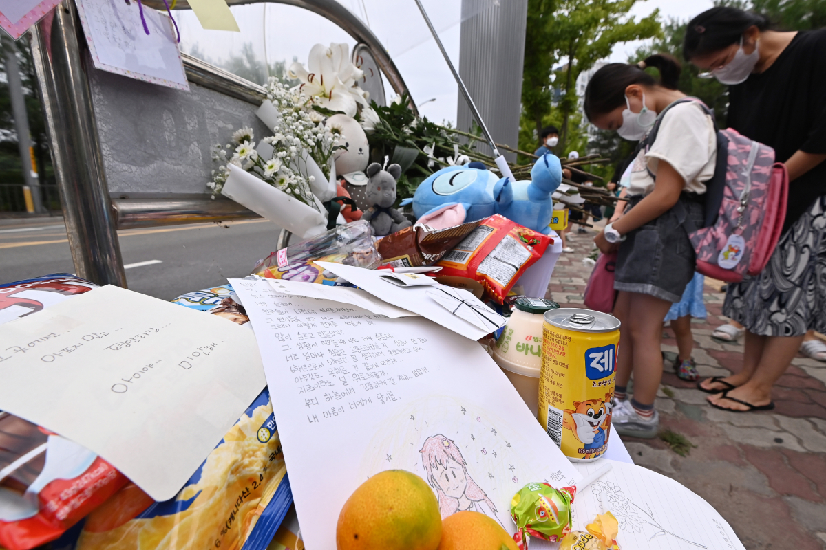 ▲지난 7일 경기도 평택시 청북읍의 한 초등학교 앞 횡단보도에서 굴삭기에 치인 초등학생 1명이 사망하고 1명이 다친 가운데 추모 물결이 이어지고 있다. (뉴시스)