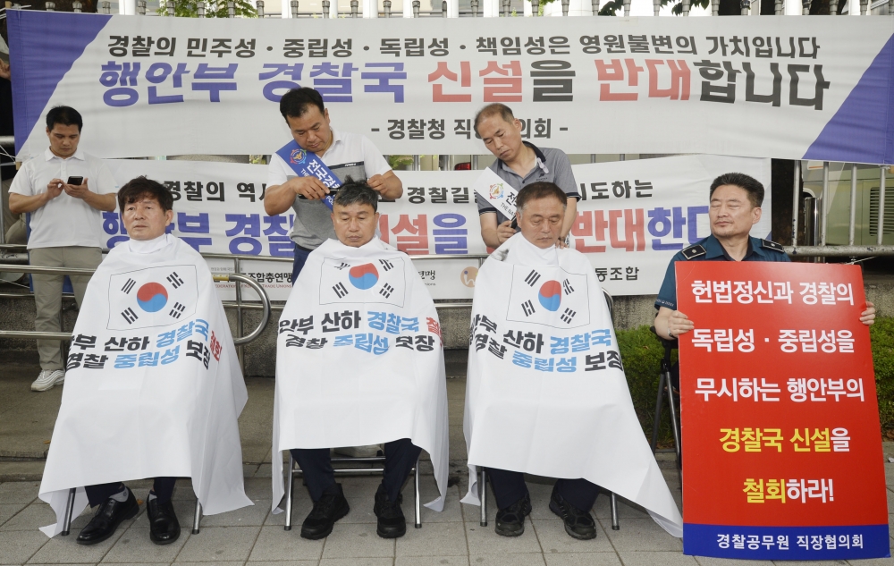 ▲민관기 충북 청주흥덕경찰서 전국경찰직장협의회장 등 전국경찰직장협의회 관계자들이 4일 오전 서대문구 경찰청 앞에서 행정안전부 경찰국 신설 철회를 촉구하며 삭발식을 갖고 있다. 조현호 기자 hyunho@ (이투데이DB)