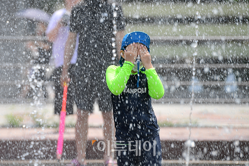 ▲서울 낮 최고기온이 34도까지 오르고 전국 대부분 지역에 폭염특보가 발효 중인 가운데 10일 서울 여의도 물빛광장에서 시민들이 더위를 피하기 위해 물놀이를 하고 있다. 고이란 기자 photoeran@