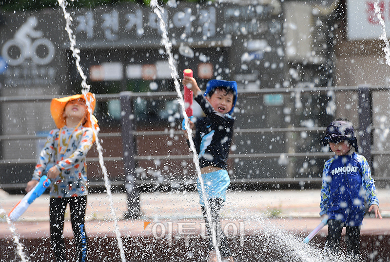 ▲서울 낮 최고기온이 34도까지 오르고 전국 대부분 지역에 폭염특보가 발효 중인 가운데 10일 서울 여의도 물빛광장에서 어린이들이 더위를 피하기 위해 물놀이를 하고 있다. 고이란 기자 photoeran@