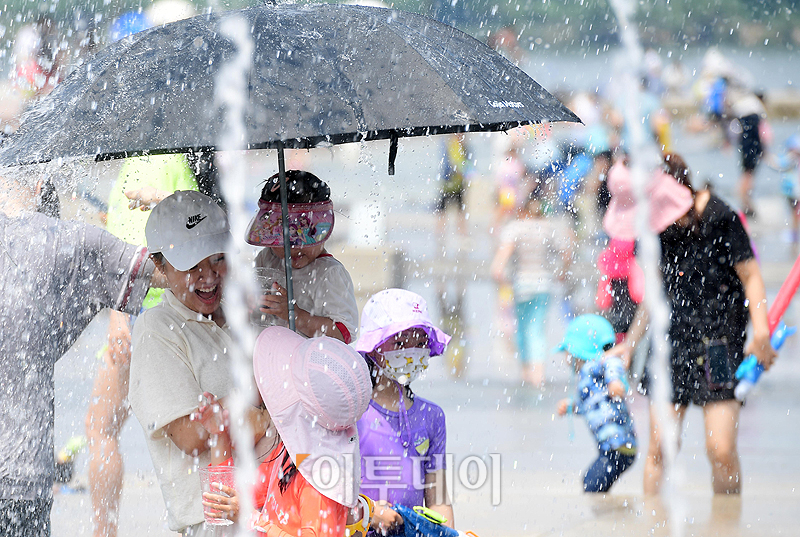 ▲서울 낮 최고기온이 34도까지 오르고 전국 대부분 지역에 폭염특보가 발효 중인 가운데 10일 서울 여의도 물빛광장에서 시민들이 더위를 피하기 위해 물놀이를 하고 있다. 고이란 기자 photoeran@