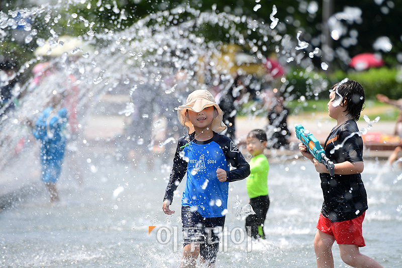 ▲서울 낮 최고기온이 34도까지 오르고 전국 대부분 지역에 폭염특보가 발효 중인 가운데 10일 서울 여의도 물빛광장에서 시민들이 더위를 피하기 위해 물놀이를 하고 있다. 고이란 기자 photoeran@