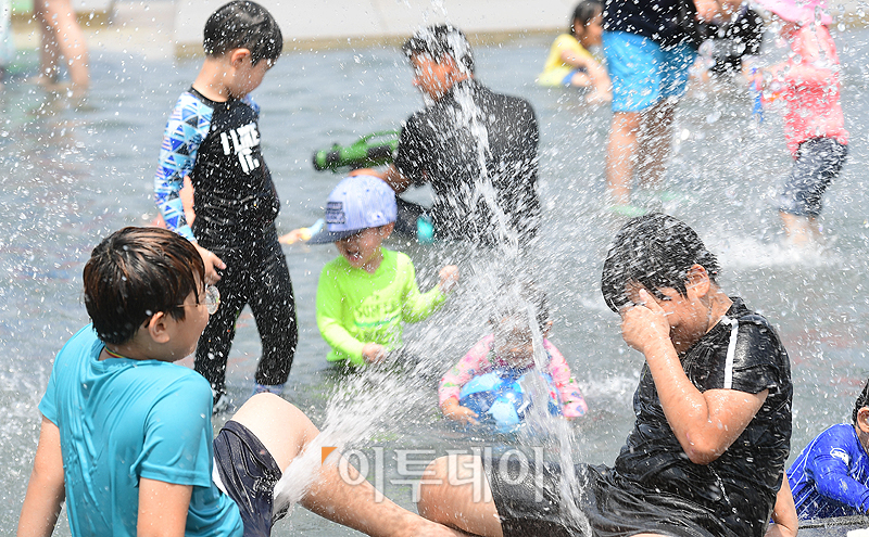 ▲서울 낮 최고기온이 34도까지 오르고 전국 대부분 지역에 폭염특보가 발효 중인 가운데 10일 서울 여의도 물빛광장에서 시민들이 더위를 피하기 위해 물놀이를 하고 있다. 고이란 기자 photoeran@