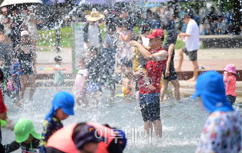 ▲서울 낮 최고기온이 34도까지 오르고 전국 대부분 지역에 폭염특보가 발효 중인 가운데 10일 서울 여의도 물빛광장에서 시민들이 더위를 피하기 위해 물놀이를 하고 있다. 고이란 기자 photoeran@