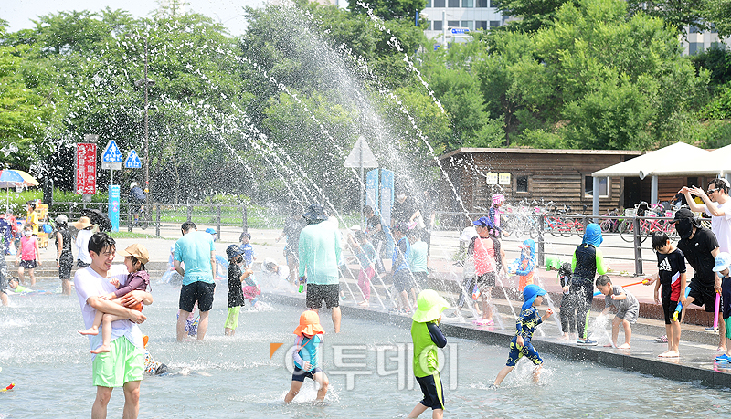▲서울 낮 최고기온이 34도까지 오르고 전국 대부분 지역에 폭염특보가 발효 중인 가운데 10일 서울 여의도 물빛광장에서 시민들이 더위를 피하기 위해 물놀이를 하고 있다. 고이란 기자 photoeran@