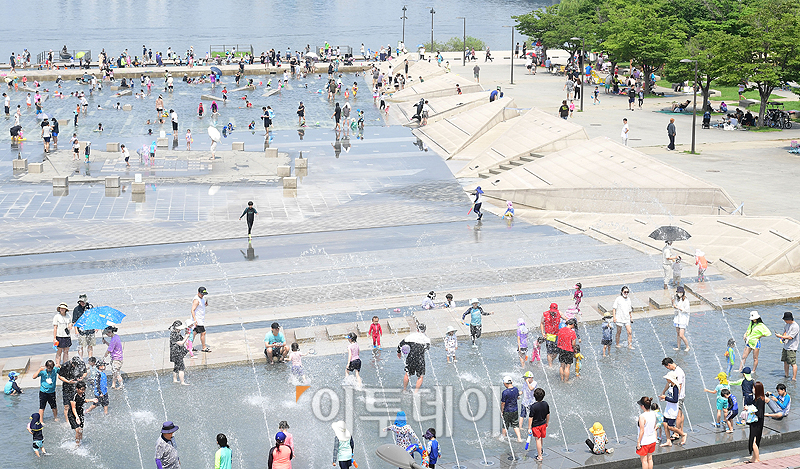 ▲서울 낮 최고기온이 34도까지 오르고 전국 대부분 지역에 폭염특보가 발효 중인 가운데 10일 서울 여의도 물빛광장에서 시민들이 더위를 피하기 위해 물놀이를 하고 있다. 고이란 기자 photoeran@