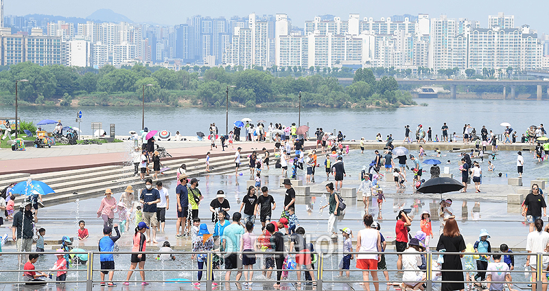 ▲서울 낮 최고기온이 34도까지 오르고 전국 대부분 지역에 폭염특보가 발효 중인 가운데 10일 서울 여의도 물빛광장에서 시민들이 더위를 피하기 위해 물놀이를 하고 있다. 고이란 기자 photoeran@