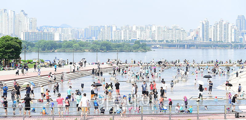 ▲서울 낮 최고기온이 34도까지 오르고 전국 대부분 지역에 폭염특보가 발효 중인 가운데 10일 서울 여의도 물빛광장에서 시민들이 더위를 피하기 위해 물놀이를 하고 있다. 고이란 기자 photoeran@