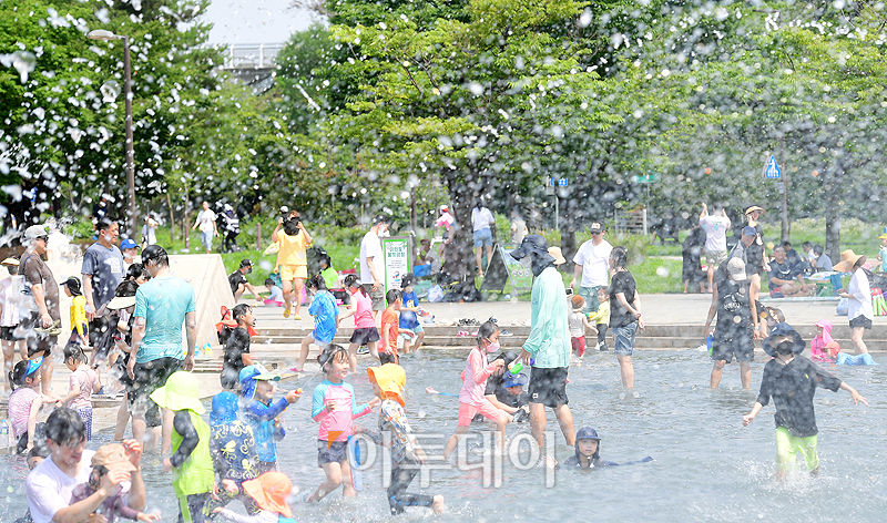 ▲서울 낮 최고기온이 34도까지 오르고 전국 대부분 지역에 폭염특보가 발효 중인 가운데 10일 서울 여의도 물빛광장에서 시민들이 더위를 피하기 위해 물놀이를 하고 있다. 고이란 기자 photoeran@