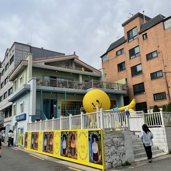 ▲새드스마일x딩가케이크 팝업 행사가 열린 딩가케이크 카페(사진제공=롯데백화점)