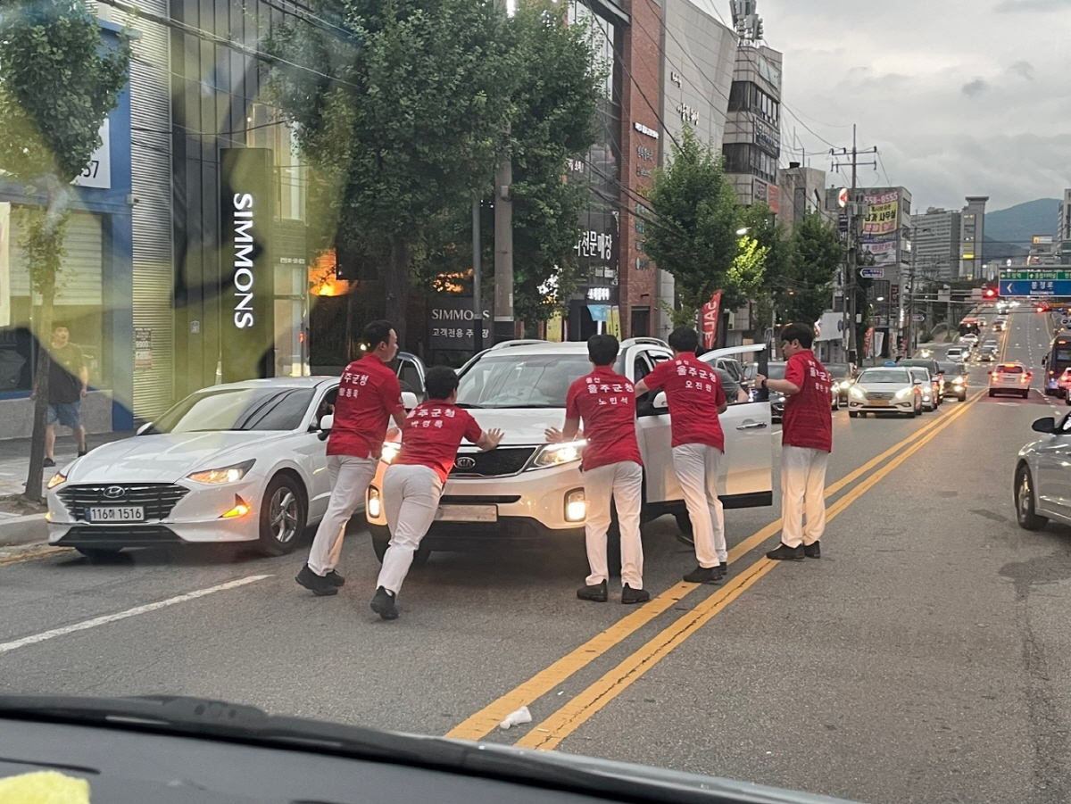 ▲7일 충남 천안시에서 울주군청 볼링팀 선수들이 음주운전 차량을 막아서고 있다. (사진= 울주군 제공)