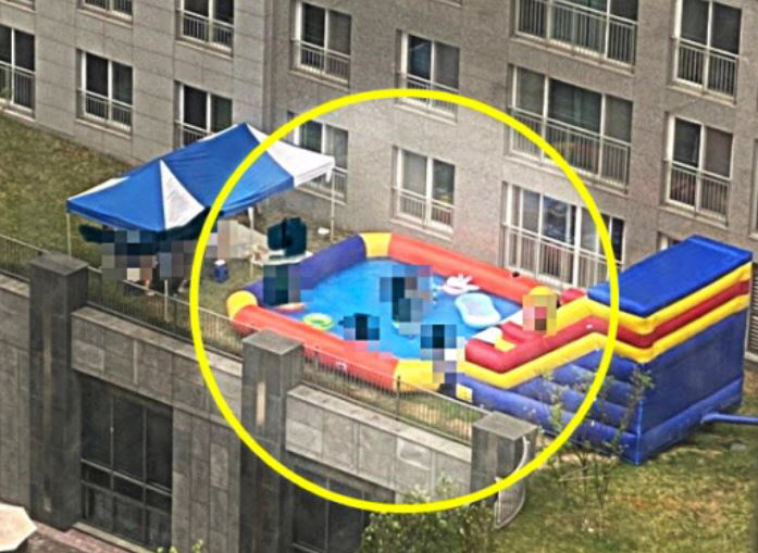 ▲경기 동탄의 한 아파트 입주민이 허가받지 않고 공용공간에 개인 수영장을 설치해 논란이 되고 있다. (출처=뉴시스)