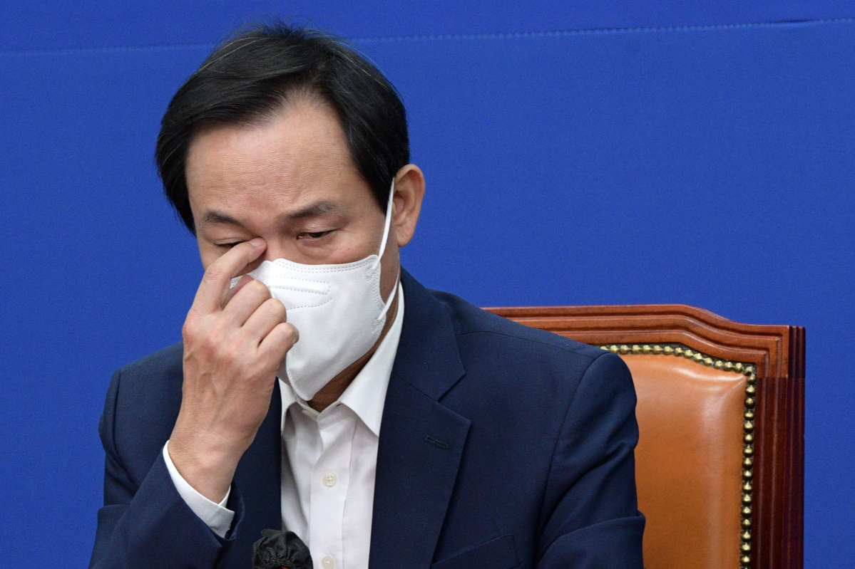 ▲더불어민주당 우상호 비상대책위원장이 11일 국회에서 열린 비상대책위원회 회의에서 생각에 잠겨 있다. (국회사진기자단)