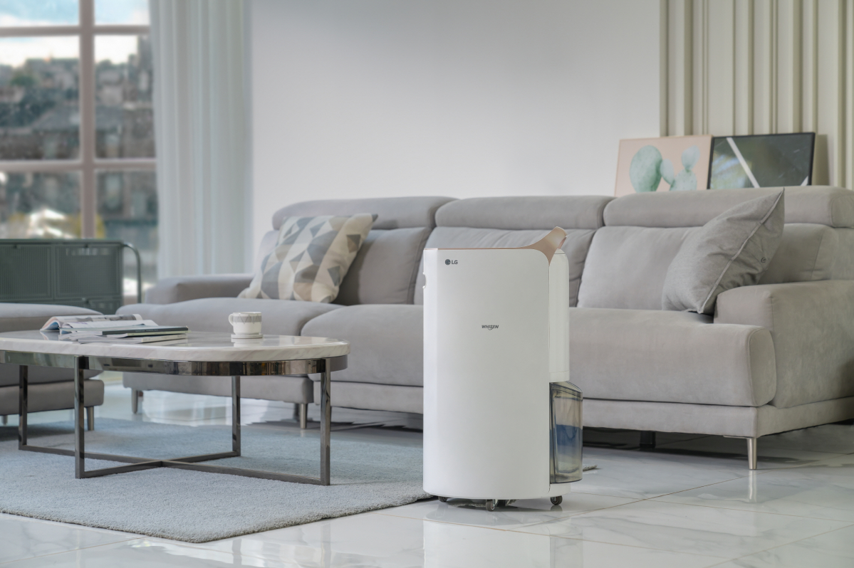 ▲LG전자가 지난 5월 신형 제습기를 선보였다. 핸들의 색상은 4가지로 골드ㆍ실버ㆍ블루ㆍ 핑크 등을 제공한다. (사진제공=LG전자)