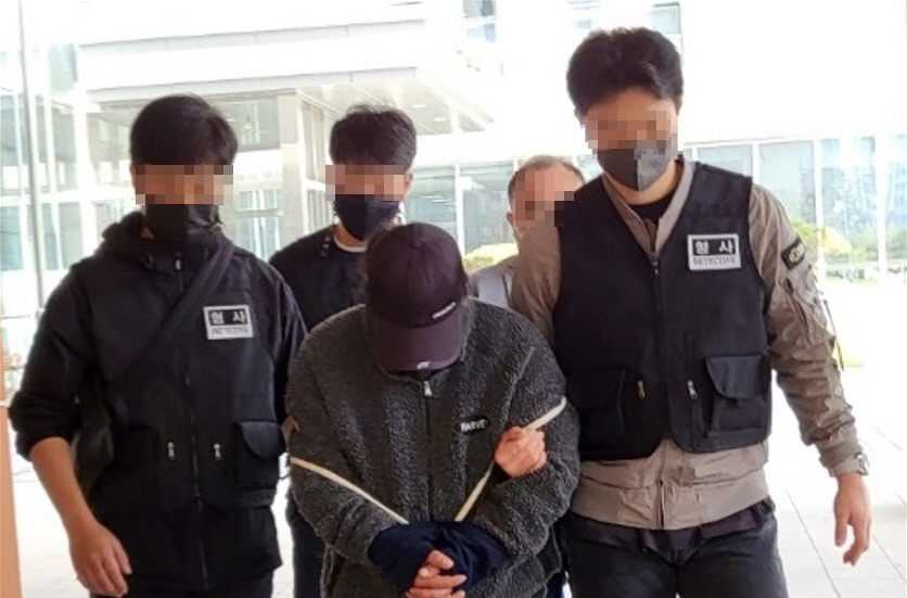 ▲두쌍의 부부에게 흉기를 휘둘러 아내 2명을 숨지게 한 혐의로 검거된 50대 남성이 4월 15일 대전지법 천안지원에서 구속 전 피의자 심문(영장실질심사)에 출석한 뒤 경찰 호송차로 이동하고 있다.(독자 제공/뉴시스)