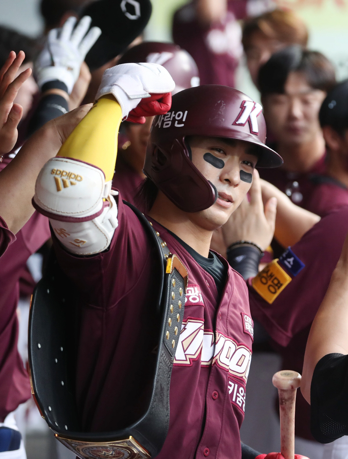 ▲(연합뉴스) 6월 22일 오후 대구 삼성라이온즈파크에서 열린 프로야구 ‘2022 신한은행 쏠(SOL) KBO 리그’ 키움 히어로즈와 삼성 라이온즈 경기에서 키움 이정후가 2점 홈런을 친 뒤 동료들의 축하를 받고 있다.
