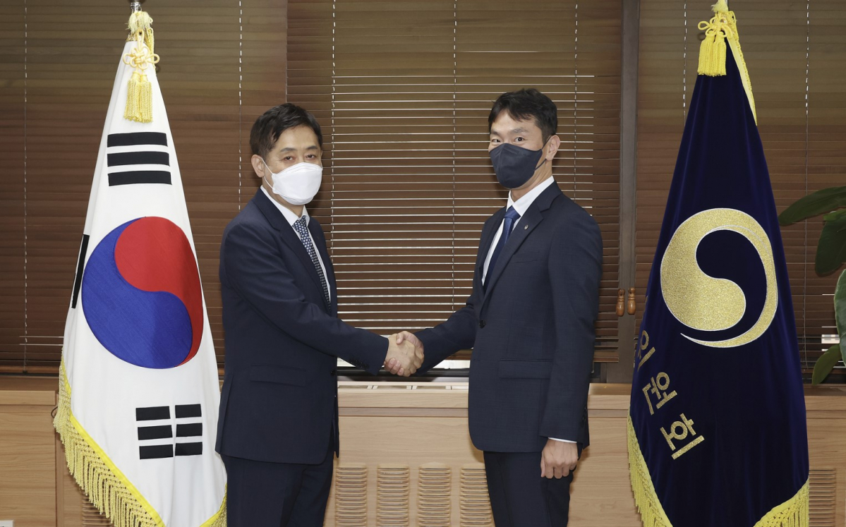 ▲김주현(왼쪽) 금융위원장과 이복현 금융감독원장은 11일 서울 종로구 정부서울청사에서 취임 후 첫 회동을 가졌다.  (금융위원회)