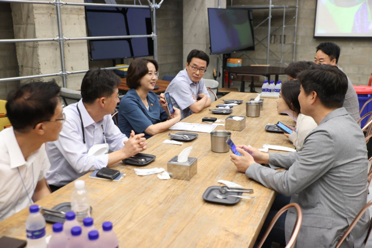 ▲이영 중소벤처기업부 장관이 8일 저녁 김범준 우아한형제들 대표, 류긍선 카카오모빌리티 대표, 신원근 카카오페이 대표, 이혜민 핀다 대표 등 빅테크 기업인들과 만나 이야기를 나누고 있다.  (사진 출처=이영 중소벤처기업부 장관 페이스북)