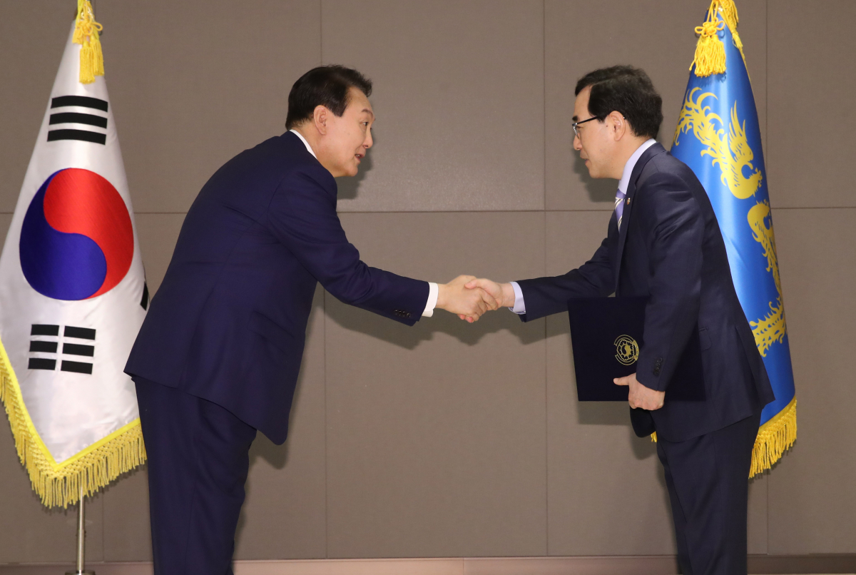 ▲윤석열 대통령이 5월 26일 정부세종청사에서 이창양 산업부 장관에게 임명장을 수여하고 있다. (뉴시스)