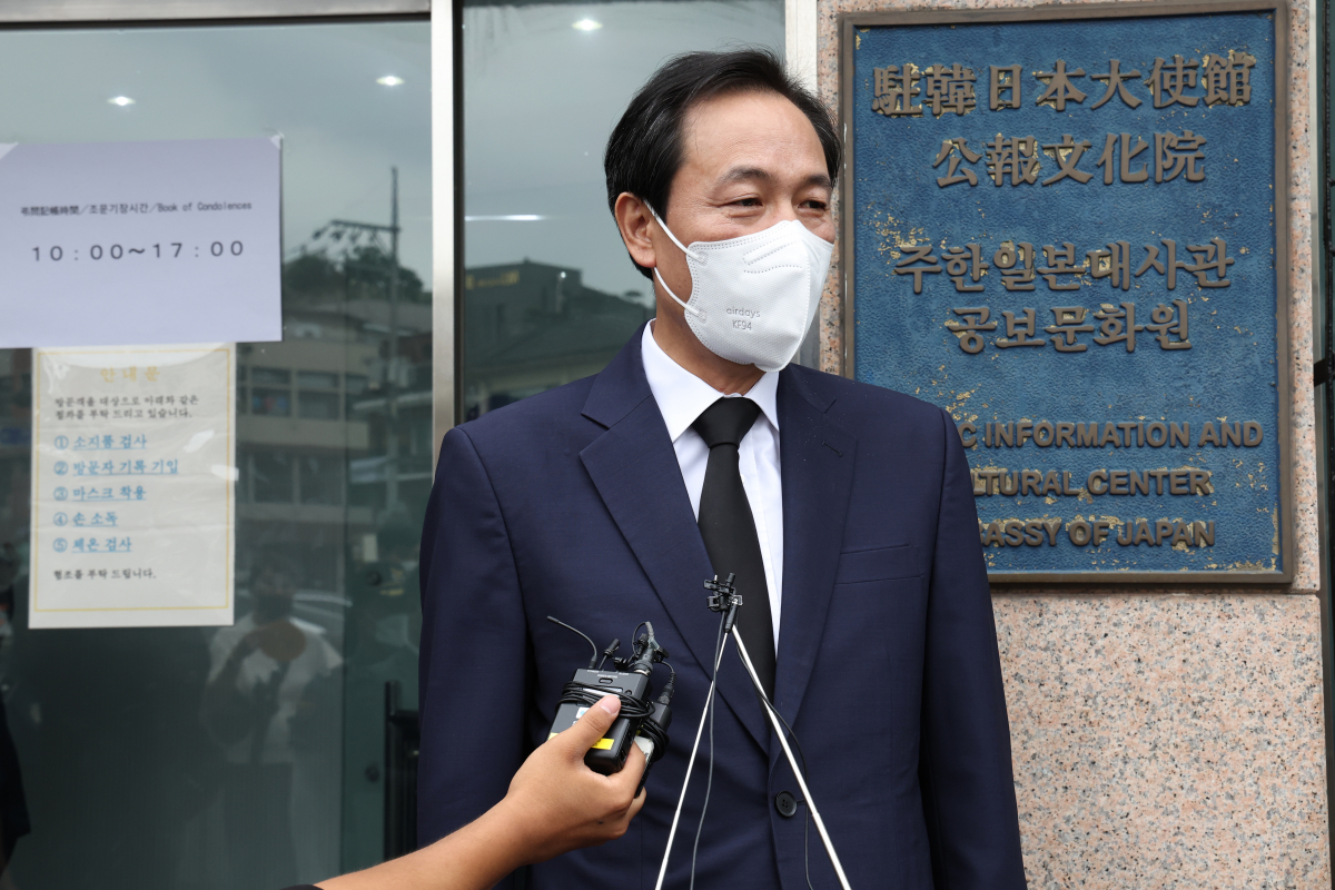 ▲더불어민주당 우상호 비상대책위원장이 12일 오전 서울 종로구 주한일본대사관 공보문화원에 마련된 아베 신조 전 일본 총리 분향소를 찾아 조문을 마친 뒤 취재진의 질문에 답하고 있다. (연합뉴스)