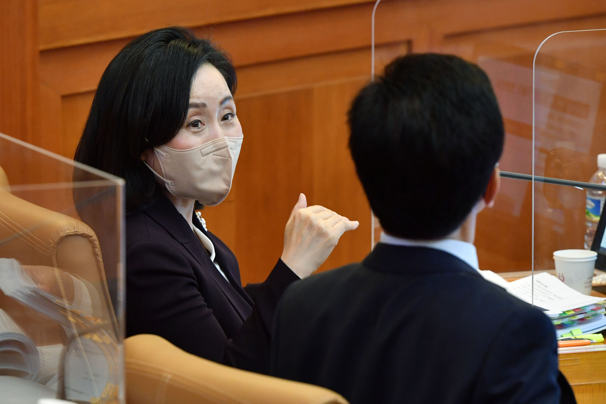 ▲'검수완박(검찰 수사권 완전 박탈)' 법안 시행을 두 달 가량 앞둔 가운데 전주혜 국민의힘 의원이 12일 오후 서울 종로구 헌법재판소 대심판정에서 열린 국민의힘이 국회의장과 법제사법위원장을 상대로 낸 검수완박법 권한쟁의 심판 공개 변론에 청구인 측으로 참석하고 있다. (공동취재사진) (뉴시스)