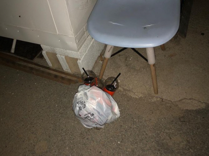 ▲가족이 C씨의 집 앞에 무단 투기한 쓰레기. (출처= 보배드림)