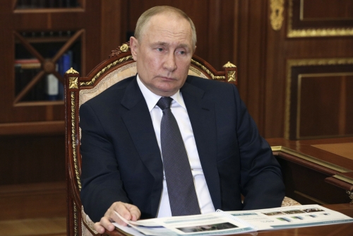 ▲블라디미르 푸틴 러시아 대통령이 크렘린궁에서 모스크바 주지사와 회의를 하고 있다. 모스크바/AP연합뉴스
