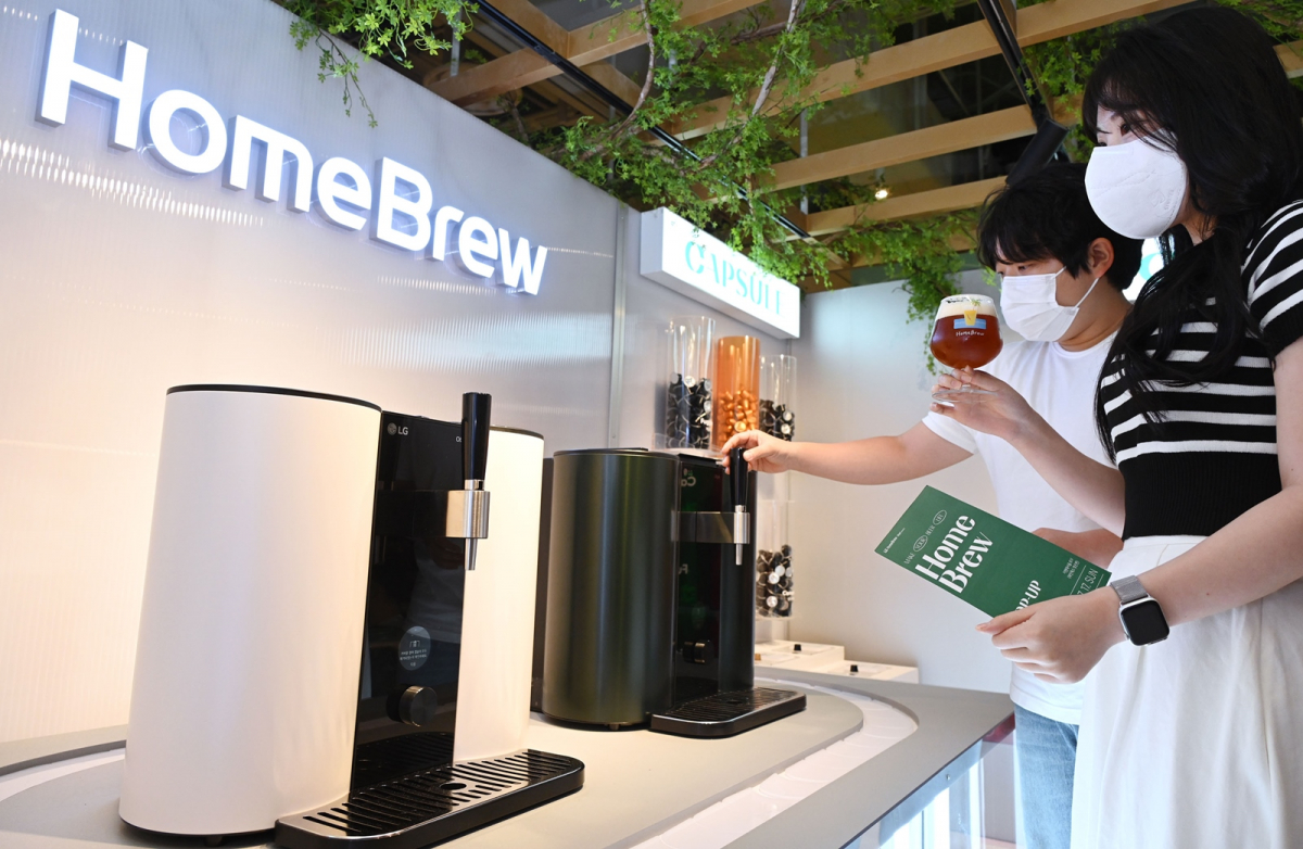 ▲팝업스토어 방문객이 LG 홈브루를 체험하고 있다. (사진제공=LG전자)